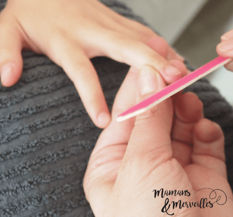 Photo d'un enfant qui se fait limer les ongles