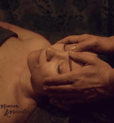 Photo du massage du visage d'une femme post accouchement