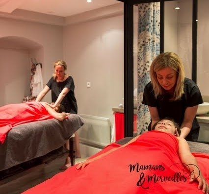 Photo d'une femme et sa fille en train de se faire masser dans un salon Mamans & Merveilles