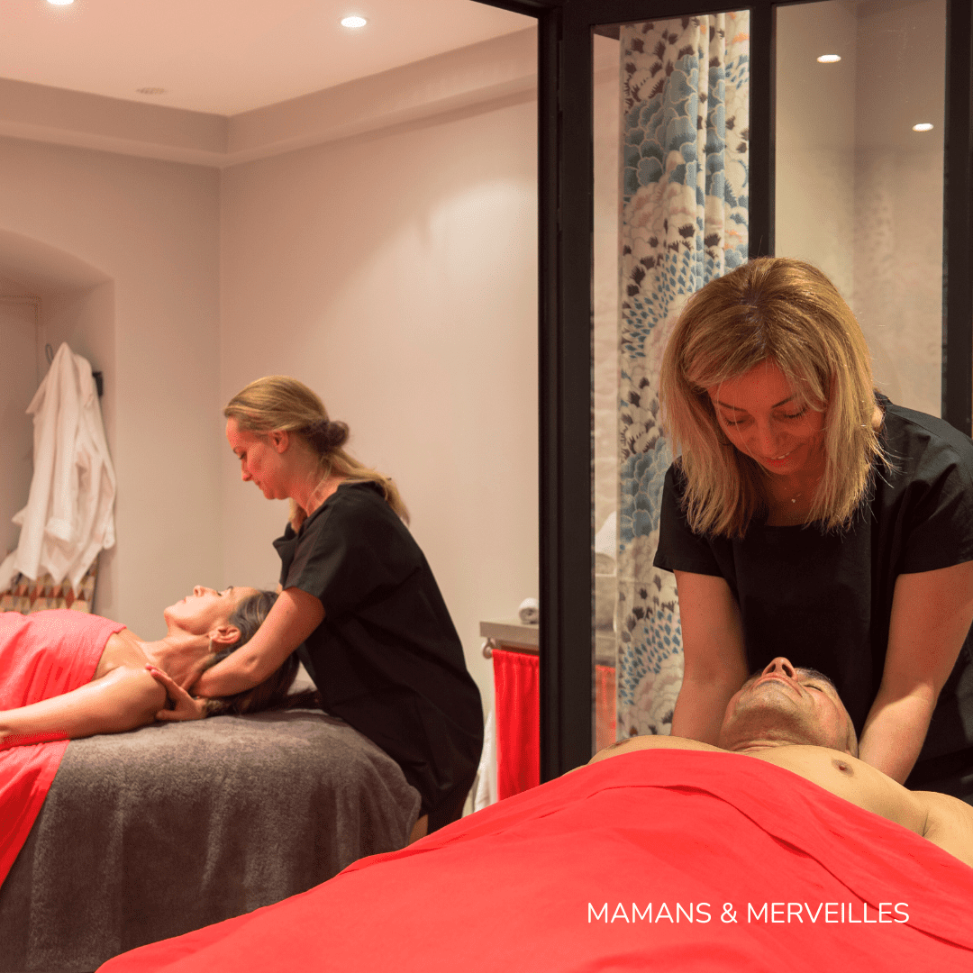 Masseuse de salon de bien-être au petit soin avec sa cliente