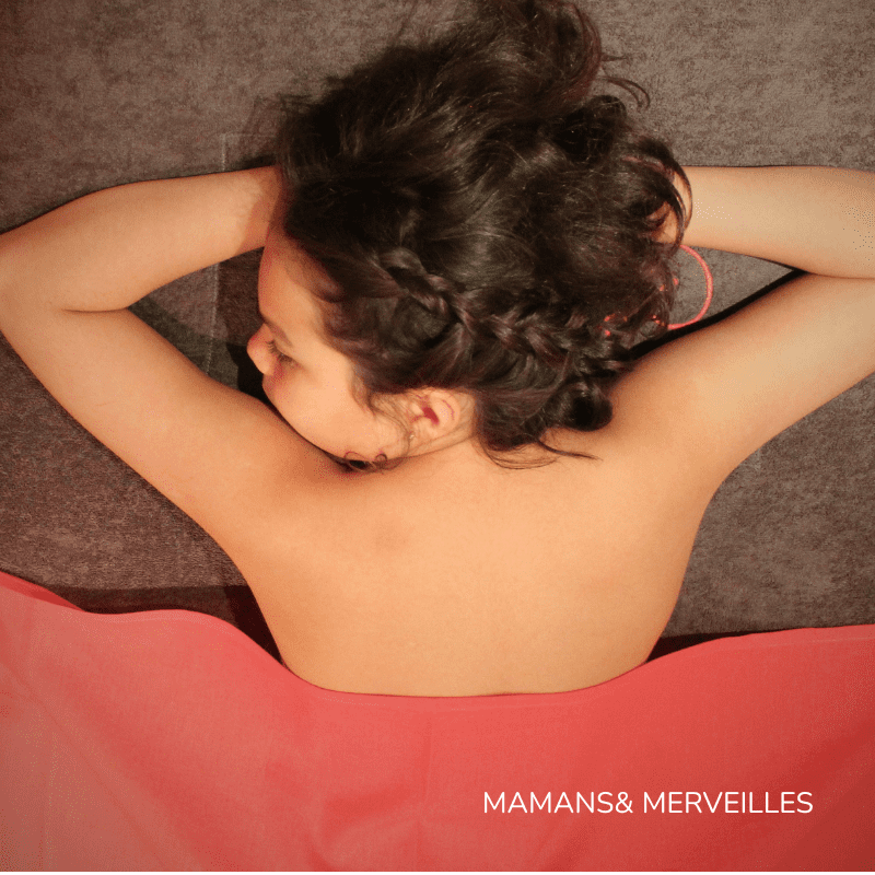 Photo d'un enfant sur une table de massage