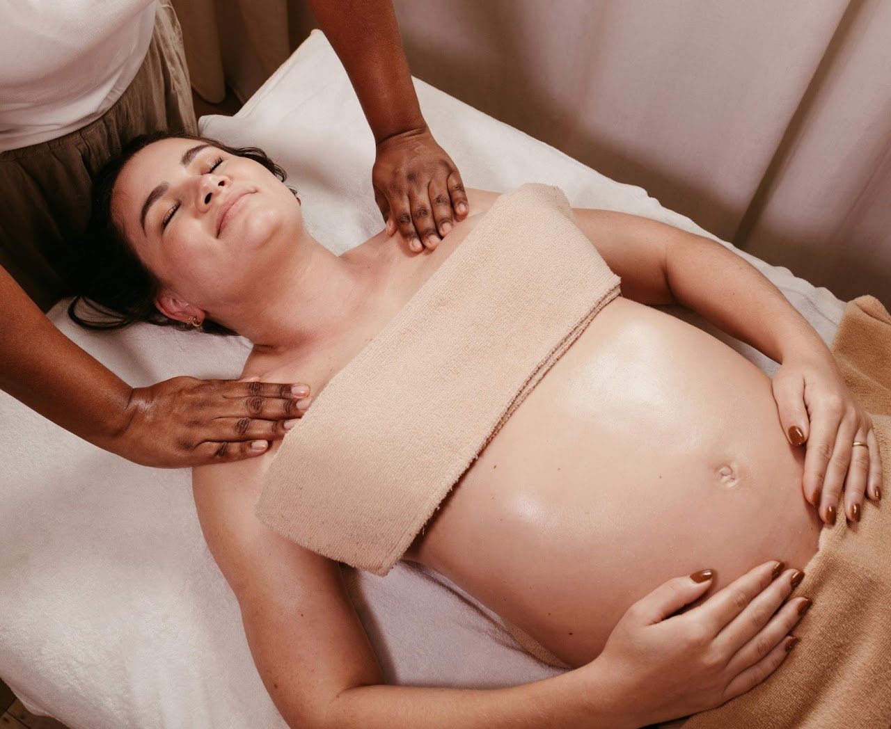 photo d'un massage du ventre pour une femme enceinte