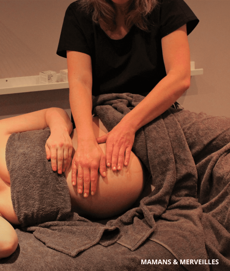 photo d'un massage du ventre d'une femme enceinte