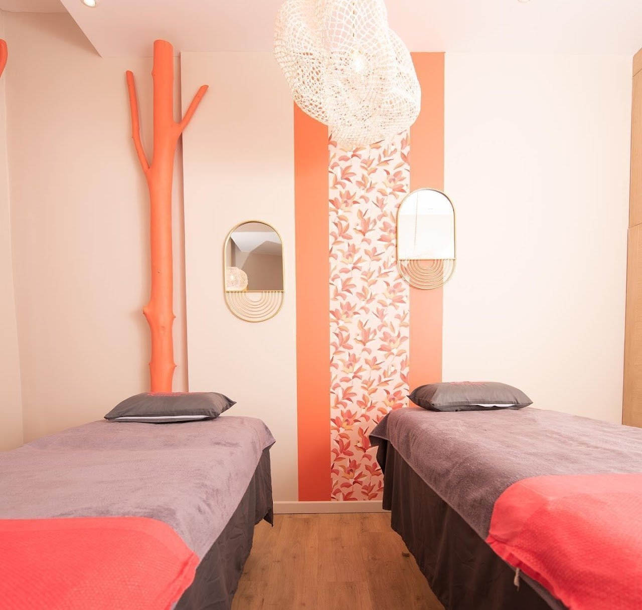 Photo de deux tables alignées pour réaliser un massage duo en couple