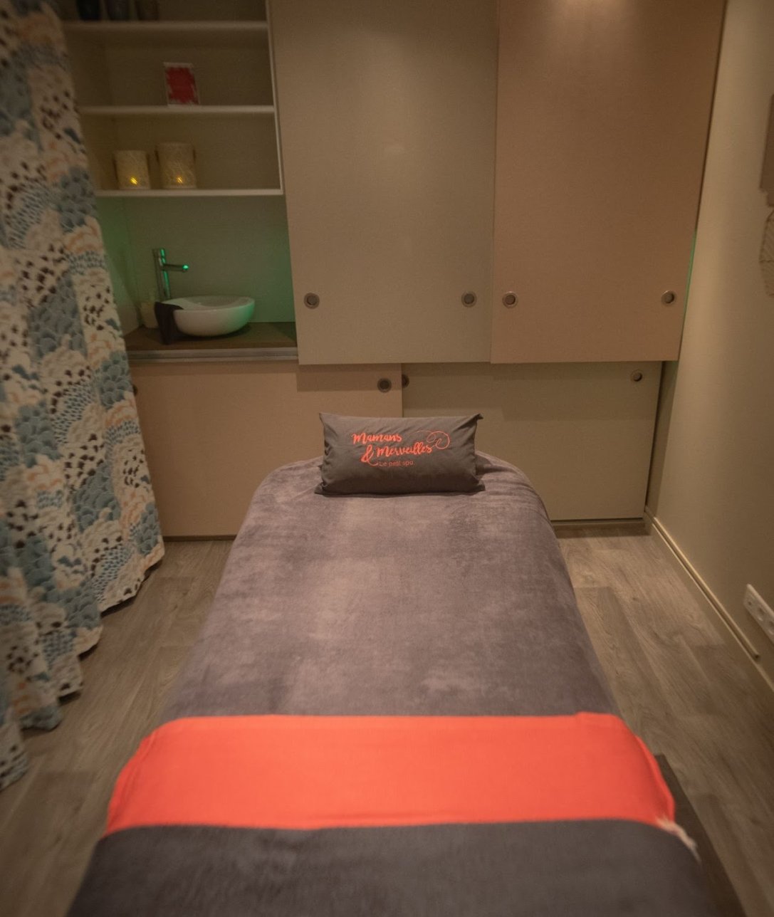 Photo de l'intérieur d'une cabine du salon du 8ème avec une table de massage