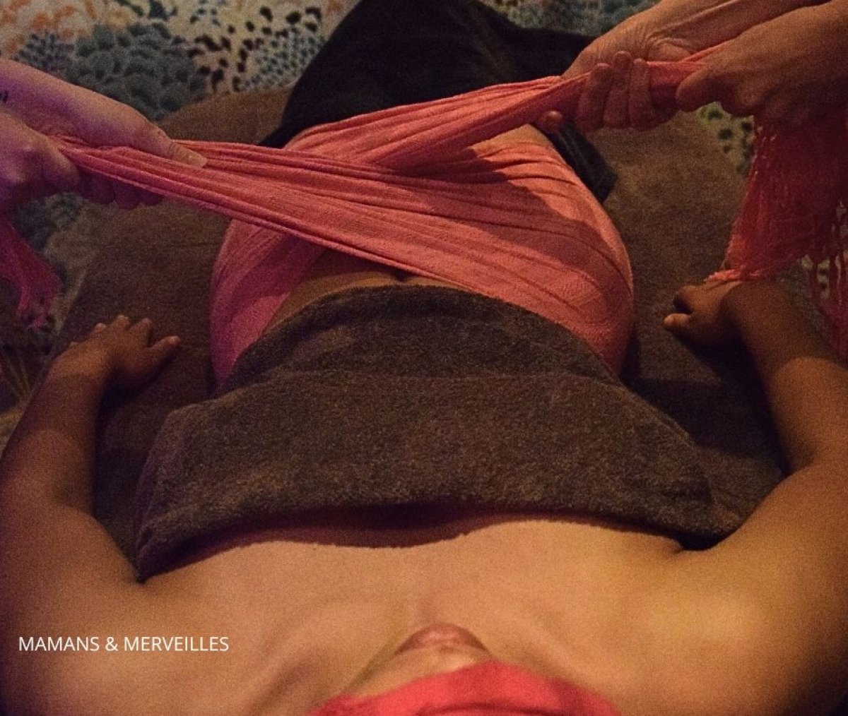Photo de la technique du serrage grâce à une écharpe rebozo